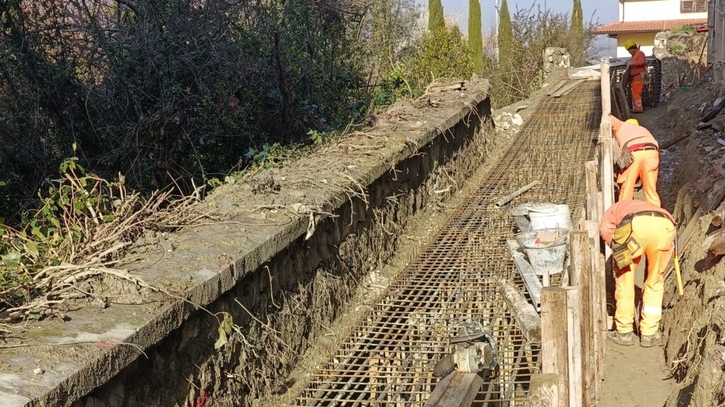 Gabbia di armatura del cordolo di testa di una paratia in cantiere